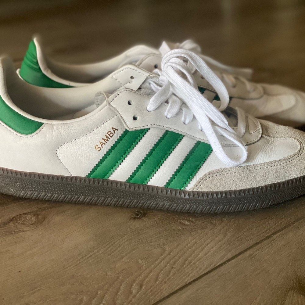 Green and white sambas